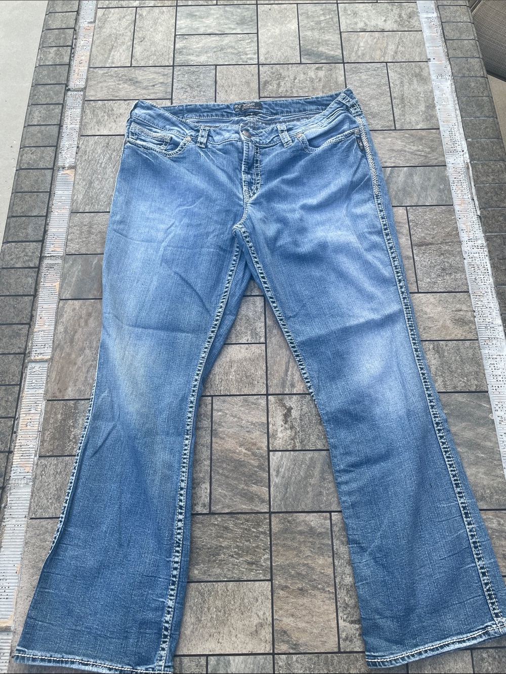Silver Jeans Co. Suki Mid Rise Curvy Flap Pocket Jeans 22/33